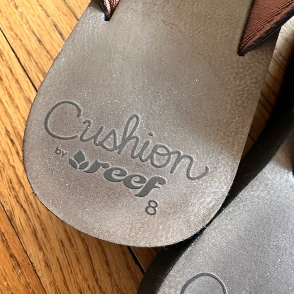 Like new Reef flip flops - Picture 4 of 5